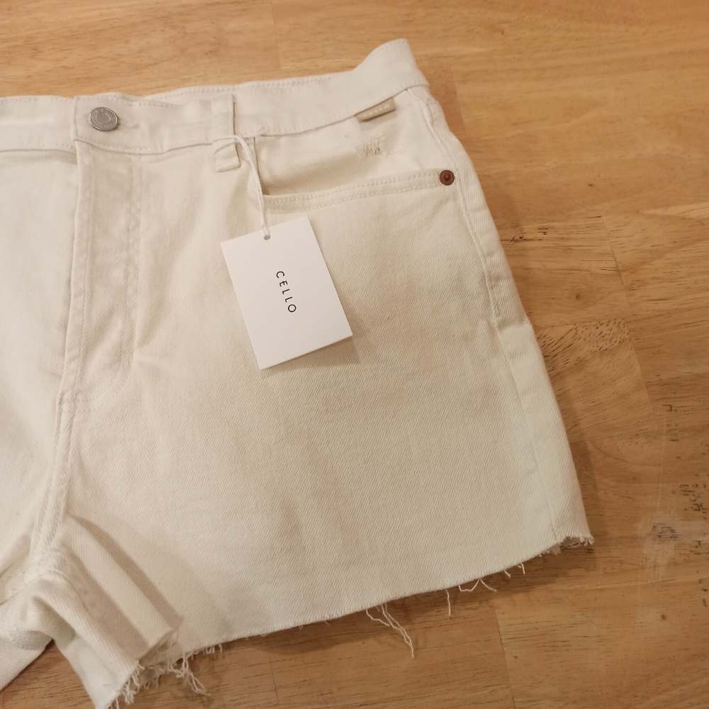 NWT women's Cello White Boyfriend cutoff Shorts SIZE XL - Picture 2 of 16